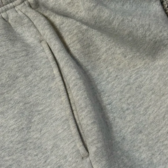 EUC Skims Heavyweight Fleece Oversized Joggers in Light Heather Grey. Large - Picture 12 of 16